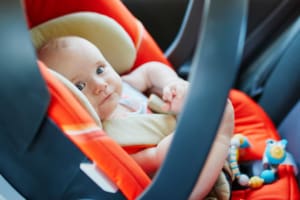 Babyschale im Auto