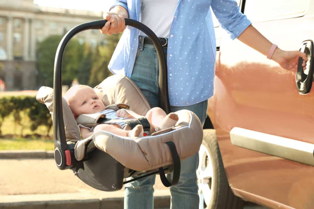 Sicherer Transport im Auto mit einer Babyschale