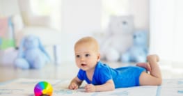 Baby auf Krabbeldecke