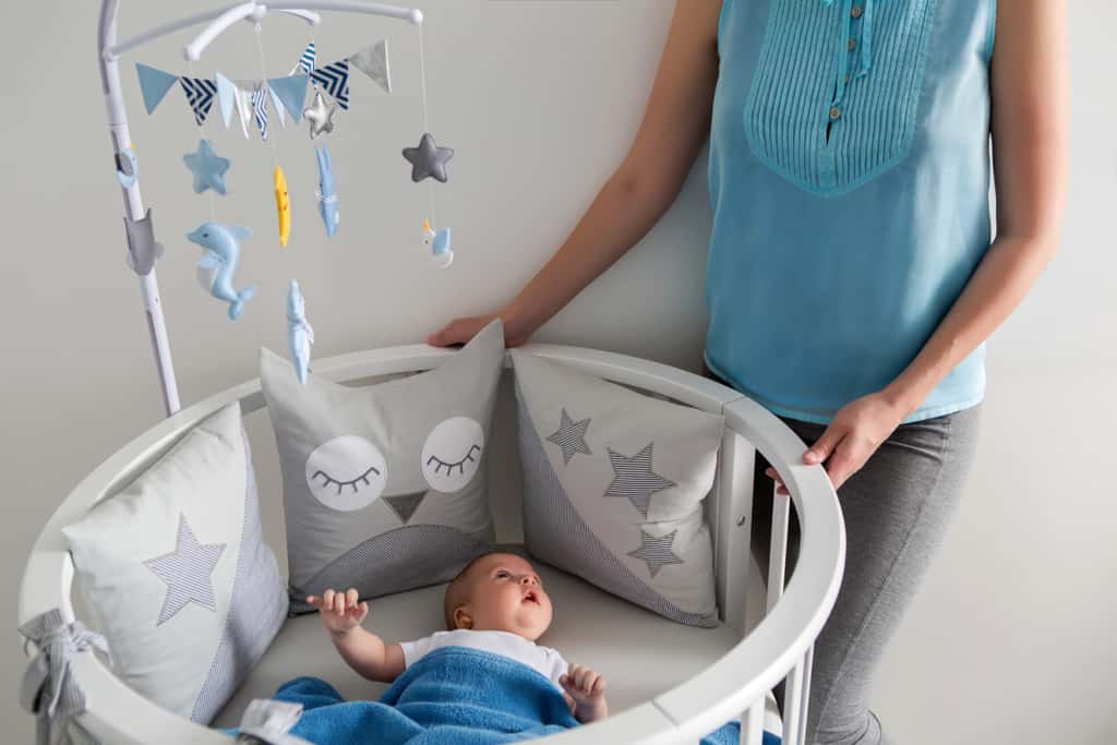 Babybett mit Spielzeug Mobile