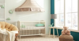 Babybett im harmonisch gestaltetem Babyzimmer