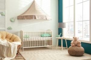 Babybett im harmonisch gestaltetem Babyzimmer