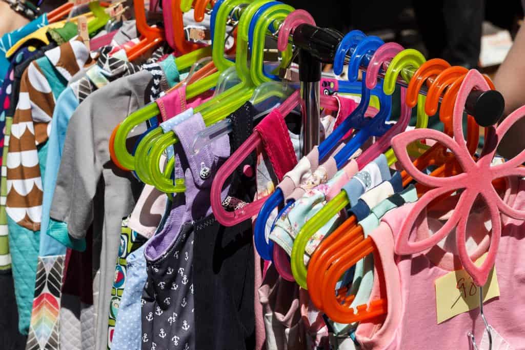 Kleidung für Babys und Kinder auf einem Flohmarkt