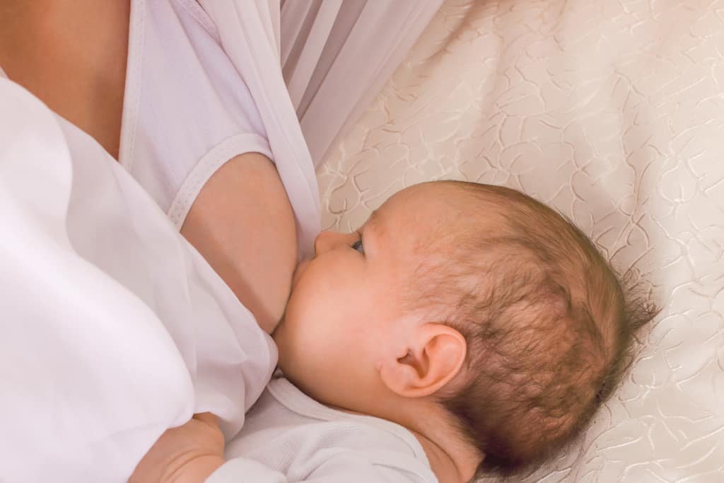 Still-BH und Schwangerschafts-BH 52 Mutter mit Still-HB stillt ein Baby