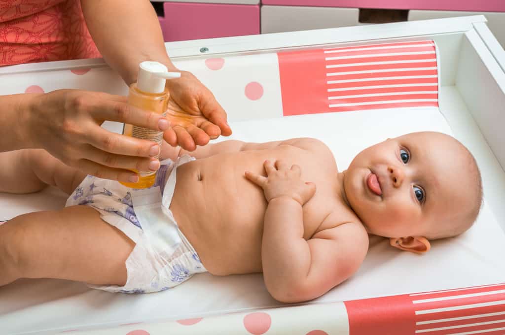 Babyöl 59 Baby wird mit Babyöl gepflegt