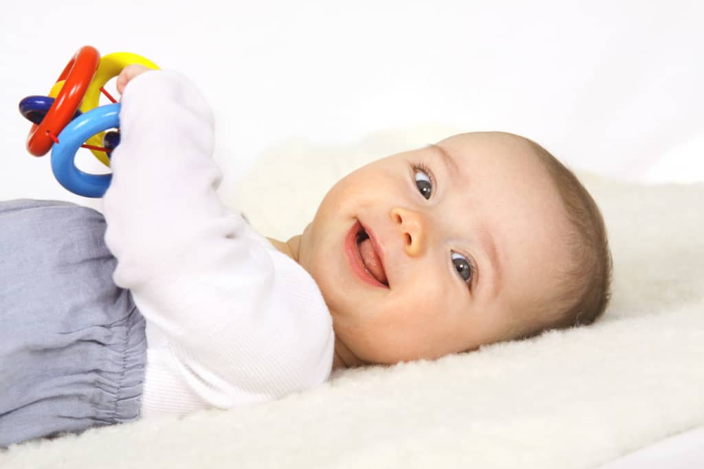 Greifling 40 Ein Baby spielt mit einem Greifling