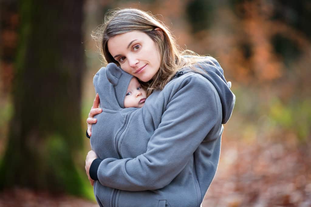 Babytragejacke 40 Mutter mit Baby in der Tragejacke
