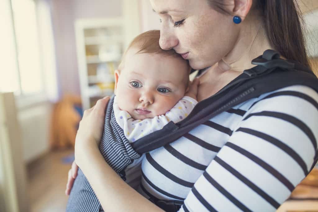 Baby in einer Babybauchtrage