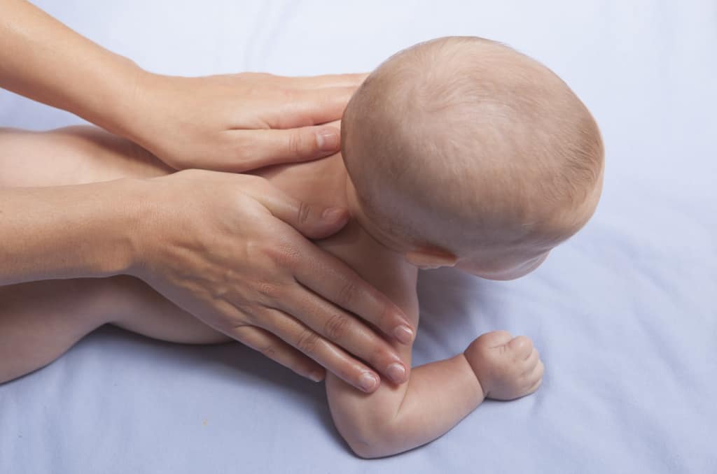 Körperpflege des Babys mit Babylotion