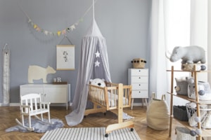 Babyerstausstattung 1 Babywiege im Kinderzimmer